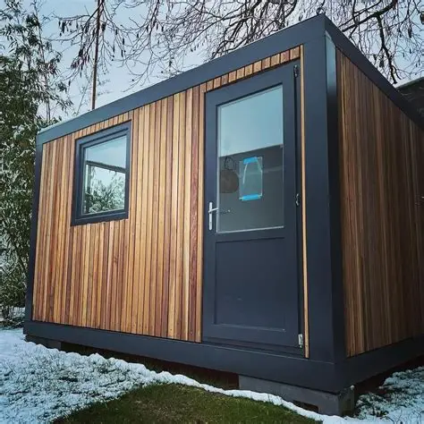 Contenedor acondicionado con acabado en madera